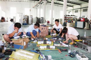 江蘇天正環?？萍冀陙聿粩嗉哟蠹几耐度牒涂萍紕撔?助力公司高質量發展,生產的高、中、低和特殊規格的開關柜,備受中外客商的青睞。目前該公司在手訂單已排到11月份。圖為8月30日生產人員在趕制產品。